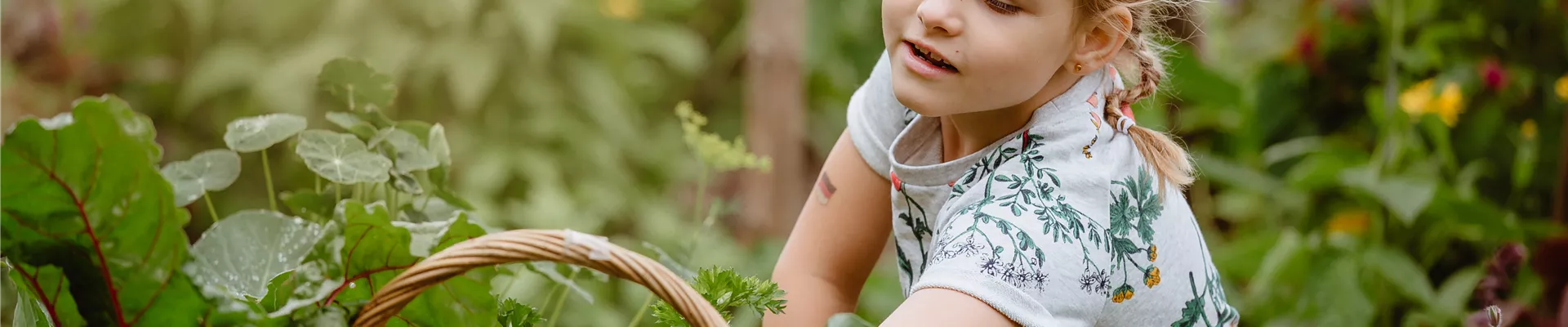 Mädchen mit Kräuterkorb