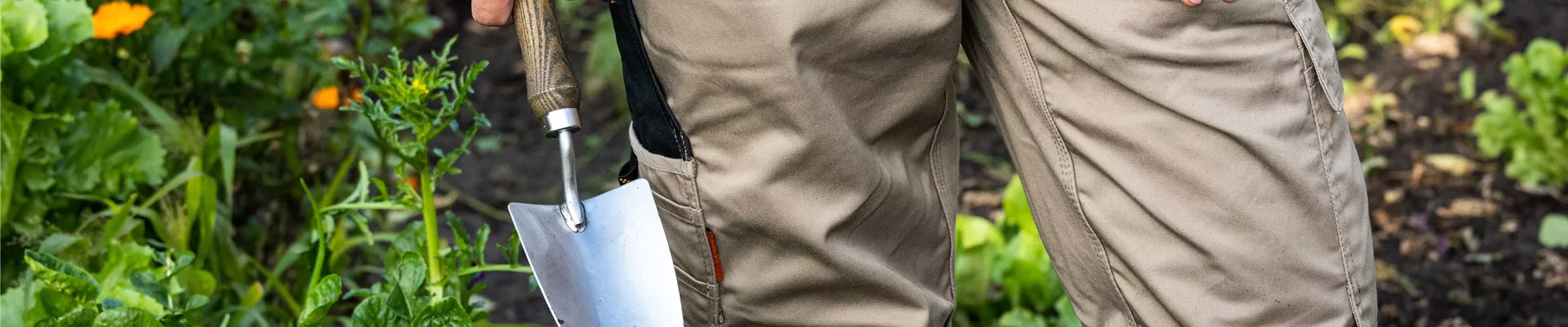 Gartengeräte - Mann mit Schaufel im Garten