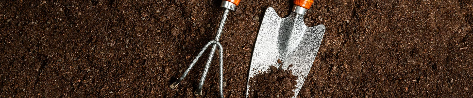 Gartengeräte mit Erde